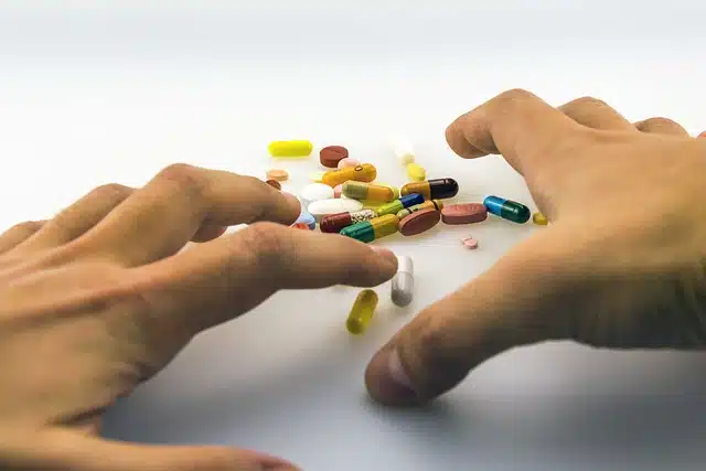Medicamentos Riesgosos Después de los 50: Son de Venta Libre, Pero ¡Cuidado!