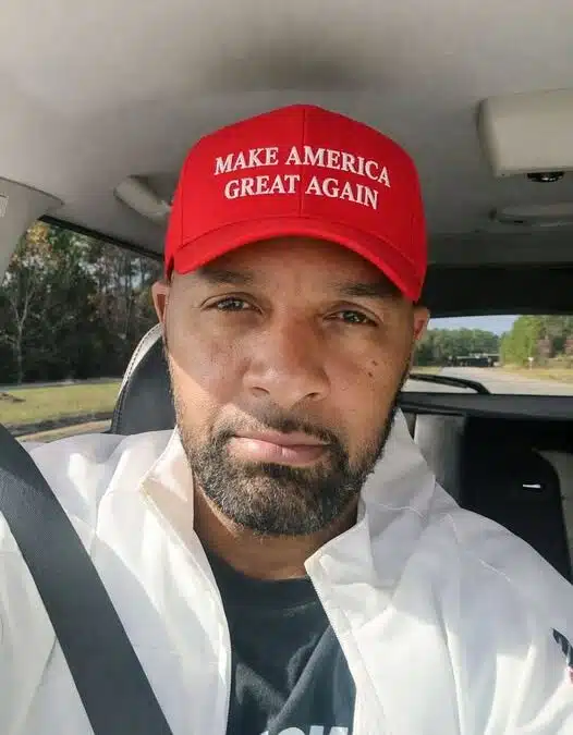 El Poder de un Símbolo: El Asombroso Experimento del Hombre Negro y la Gorra Roja de MAGA